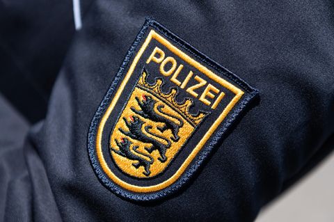 Das Wappen der Polizei Baden-Württemberg ist auf der Uniform einer Polizeibeamtin zu sehen (Ulm)