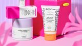 Buntes Pflegeset von Drunk Elephant   Die Produkte von Drunk Elephant sind nicht nur farbenfroh, sondern haben auch klangvolle Namen wie „The Coast Is Clear Night Kit“ oder „Let the Good ’Tides Roll“. Im Set „The Coast Is Clear Night Kit“ für rund 110 Euro findet man dann vier verschiedene Produkte für die perfekte Hautroutine zur Nacht. So wacht man auch nach der feucht-fröhlichen Weihnachtsfeier erfrischt am nächsten Morgen auf. Zu finden sind die Sets im Online-Handel oder in ausgewählten Drogerien.