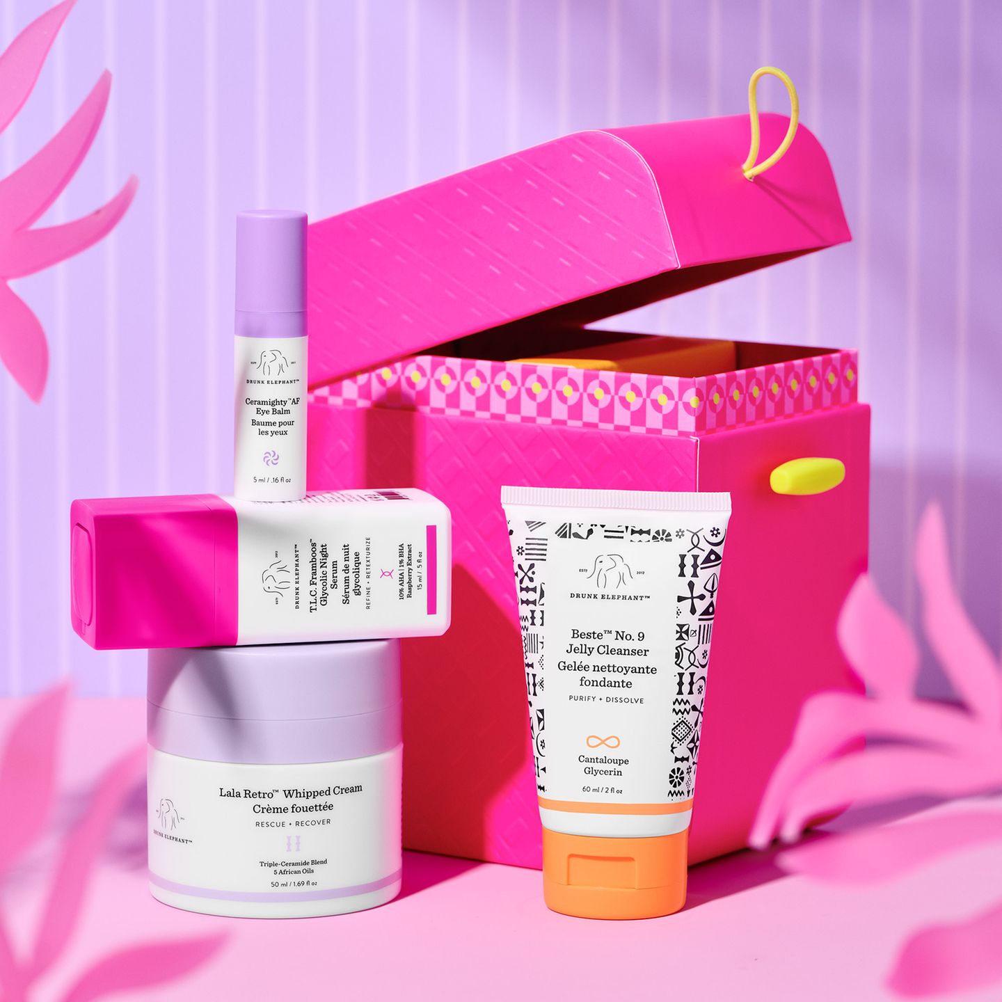 Buntes Pflegeset von Drunk Elephant   Die Produkte von Drunk Elephant sind nicht nur farbenfroh, sondern haben auch klangvolle Namen wie „The Coast Is Clear Night Kit“ oder „Let the Good ’Tides Roll“. Im Set „The Coast Is Clear Night Kit“ für rund 110 Euro findet man dann vier verschiedene Produkte für die perfekte Hautroutine zur Nacht. So wacht man auch nach der feucht-fröhlichen Weihnachtsfeier erfrischt am nächsten Morgen auf. Zu finden sind die Sets im Online-Handel oder in ausgewählten Drogerien.