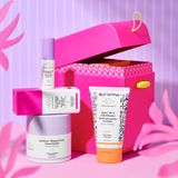 Buntes Pflegeset von Drunk Elephant   Die Produkte von Drunk Elephant sind nicht nur farbenfroh, sondern haben auch klangvolle Namen wie „The Coast Is Clear Night Kit“ oder „Let the Good ’Tides Roll“. Im Set „The Coast Is Clear Night Kit“ für rund 110 Euro findet man dann vier verschiedene Produkte für die perfekte Hautroutine zur Nacht. So wacht man auch nach der feucht-fröhlichen Weihnachtsfeier erfrischt am nächsten Morgen auf. Zu finden sind die Sets im Online-Handel oder in ausgewählten Drogerien.