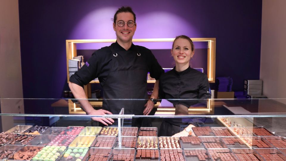 Alkohol mit Süßigkeit: Léonie Mohnert (rechts) und Corentin Féraud betreiben gemeinsam die Choclaterie "Léonie Corentin" Léonie Mohnert (rechts) und Corentin Féraud betreiben gemeinsam die Choclaterie "Léonie Corentin"