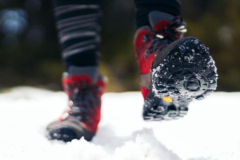 Barfuß im Winter: Rote Minimalschuhe im Schnee
