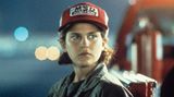 Mit 14 Jahren spielt Phoenix, damals noch mit dem Vornamen Leaf, eine seiner ersten Hauptrollen in dem Film "Eine Wahnsinsfamilie" von Ron Howard. Die Eltern seiner Filmfigur werden von Steve Martin und Dianne West verkörpert