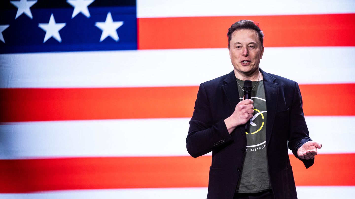 Elon Musk, Big Tech-Vertreter vor US-Flagge Elon Musk, Big Tech-Vertreter vor US-Flagge