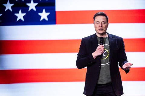 Elon Musk, Big Tech-Vertreter vor US-Flagge