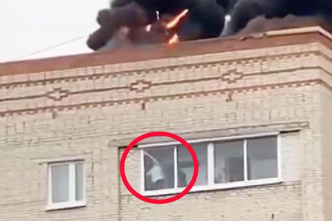 In Moskau fing das Dach eines Wohnhaus während Reperaturarbeiten Feuer. Eine Hausbewohnerin schien dies allerdings nicht zu merken und putzte weiter ihre Fenster.