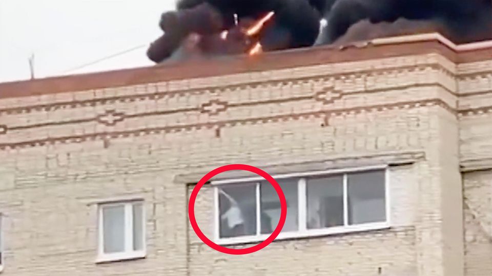 In Moskau fing das Dach eines Wohnhaus während Reperaturarbeiten Feuer. Eine Hausbewohnerin schien dies allerdings nicht zu merken und putzte weiter ihre Fenster.