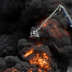 Russische Ethanol-Fabrik steht lichterloh in Flammen (Symbolbild)