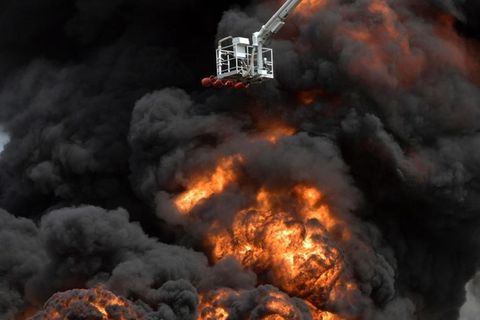 Russische Ethanol-Fabrik steht lichterloh in Flammen (Symbolbild)