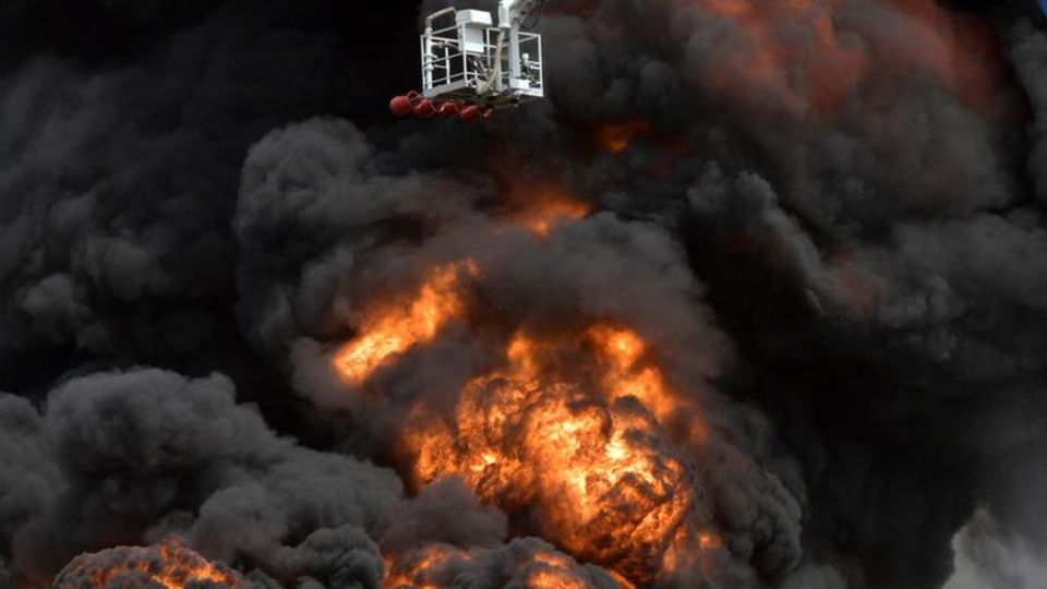 Russische Ethanol-Fabrik steht lichterloh in Flammen (Symbolbild)