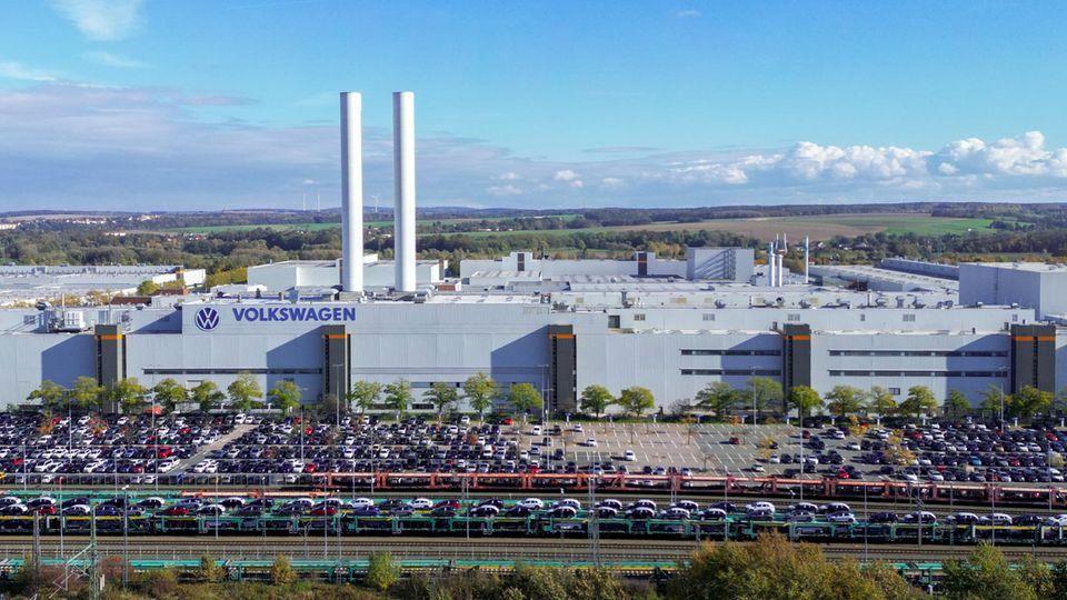 Zuletzt beschloss der Vorstand des Autoherstellers, dass mehrere Werke in Deutschland schließen müssen. Wolfsburg soll dabei nicht von der finanziellen Krise betroffen sein.