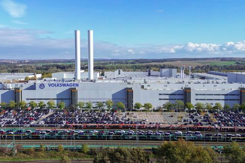 Zuletzt beschloss der Vorstand des Autoherstellers, dass mehrere Werke in Deutschland schließen müssen. Wolfsburg soll dabei nicht von der finanziellen Krise betroffen sein.