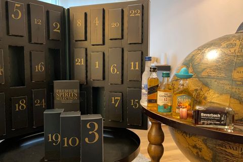 Der Amazon Spirituosen Adventskalender steht auf einem Tisch