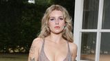 Als Model konnte sie nie aus dem Schatten ihrer berühmten Halbschwester treten: Charlotte "Lottie" Moss und die ältere Kate trennen beruflich und privat Welten. Seit 2021 verdient Lottie Moss ihr Geld auf der Plattform "Only Fans". In einem Interview für den Podcast "Private Parts" sagte sie, dass sie als Verwandte von Kate früher nie das Gefühl gehabt hatte, sich ihren Einstieg in die Modewelt selbst erarbeitet zu haben. "Only Fans" gebe ihr nun ein Gefühl von Selbstständigkeit