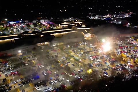 Mit mehreren Tausend Besuchern fand ein Tuning-Fest auf einem Parkplatz in NRW statt. Mehrere Zufahrtsstraßen mussten gesperrt werden. Dabei wurden auch Feuerwerkskörper gezündet.