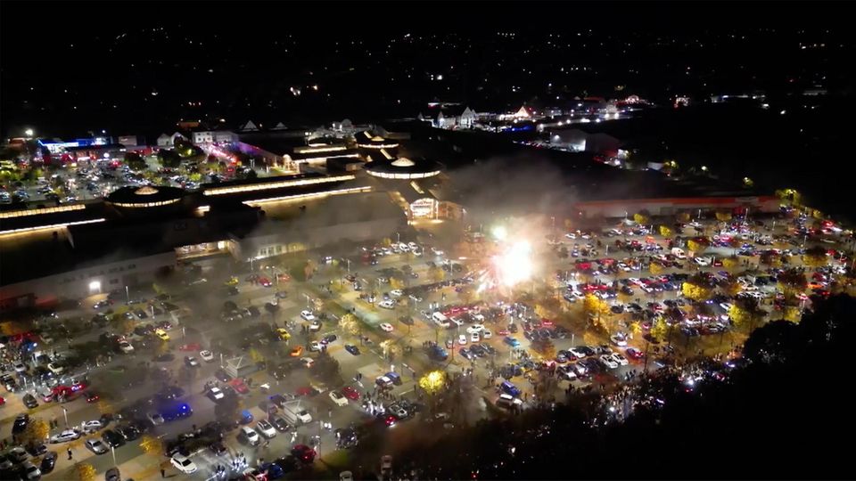 Mit mehreren Tausend Besuchern fand ein Tuning-Fest auf einem Parkplatz in NRW statt. Mehrere Zufahrtsstraßen mussten gesperrt werden. Dabei wurden auch Feuerwerkskörper gezündet.