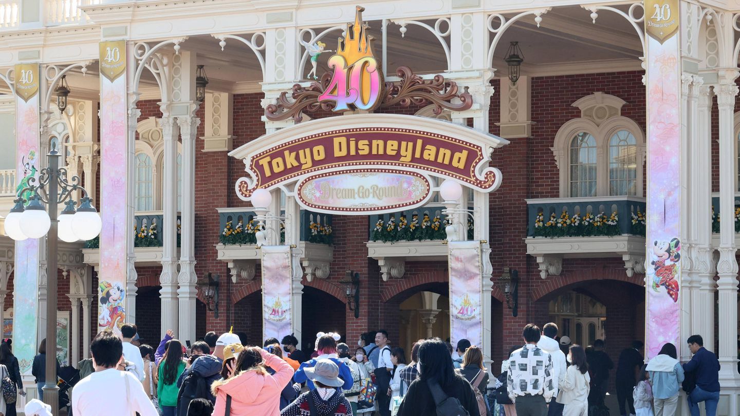 #4 Tokyo Disneyland Tokyo Disneyland