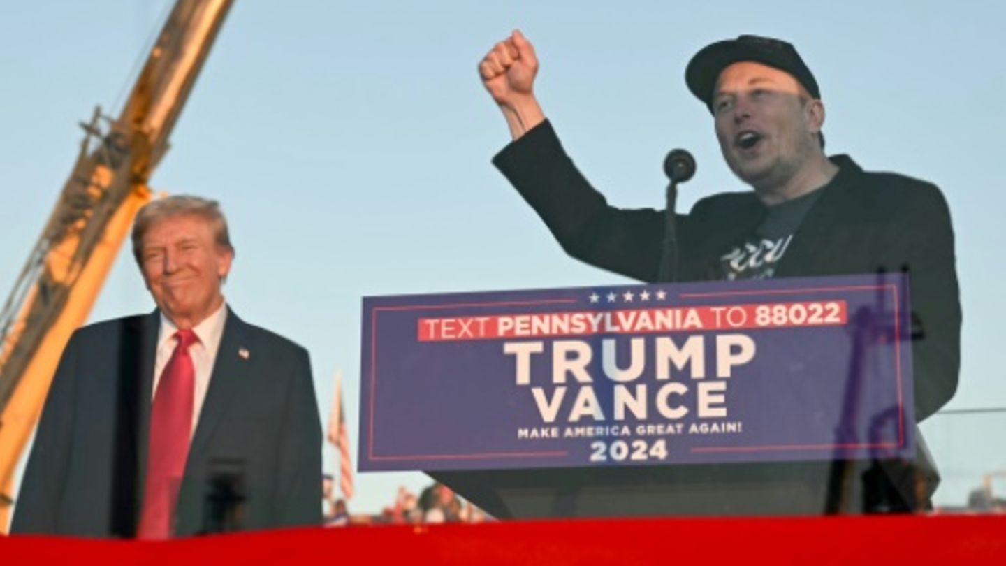 Multimilliardär Elon Musk bei einem gemeinsamen Wahlkampfauftritt mit Donald Trump in Butler in Pennsylvania