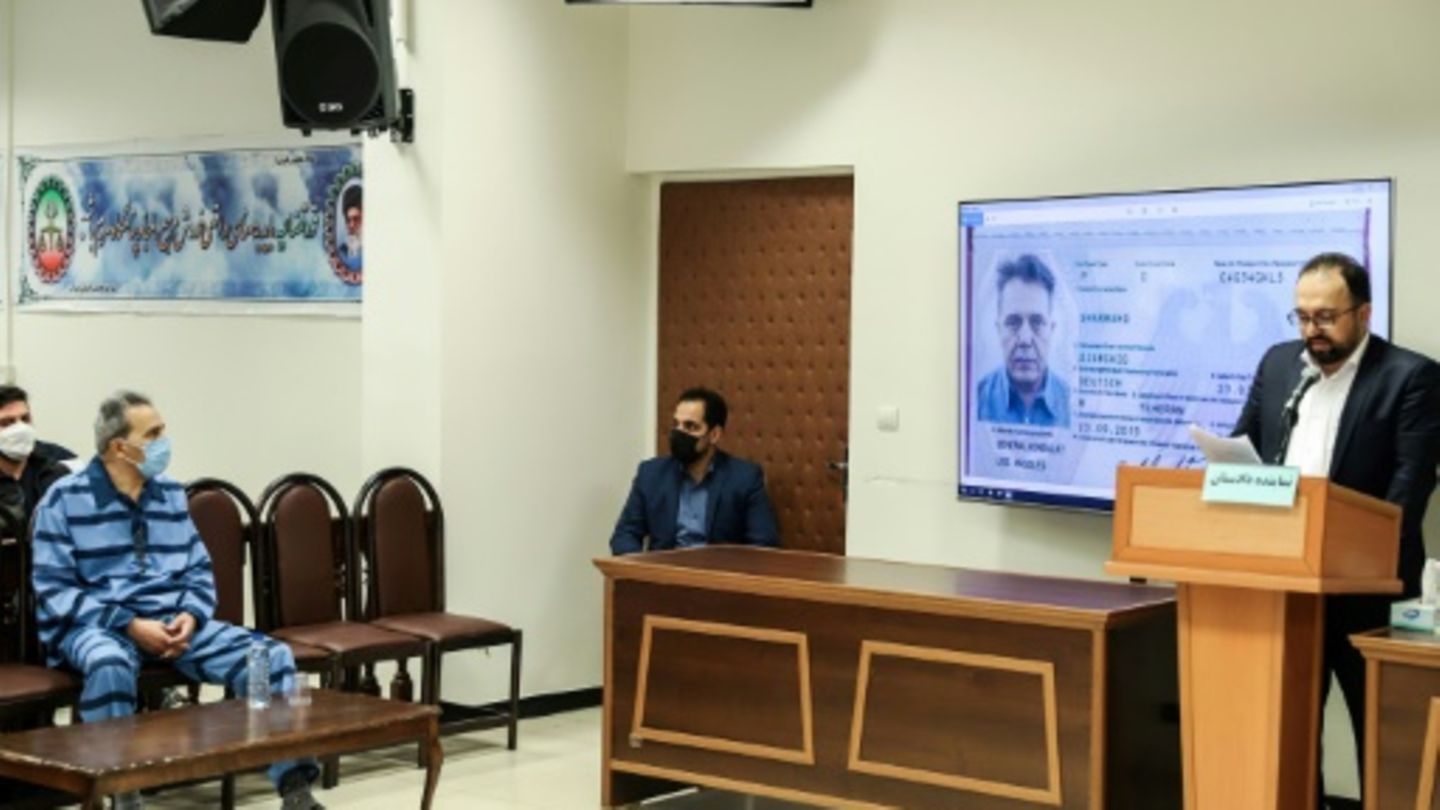 Jamshid Sharmahd (links) im Februar 2022