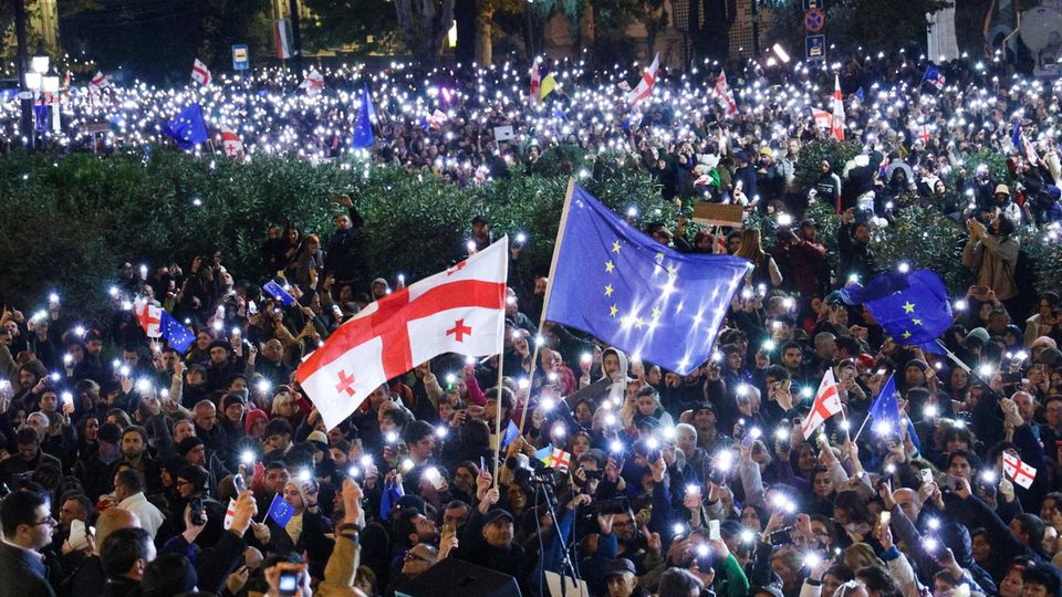 Georgien Georgien: Tausende kamen am Montagabend in Tiflis zusammen, um gegen das Ergebnis der Parlamentswahl zu demonstrieren