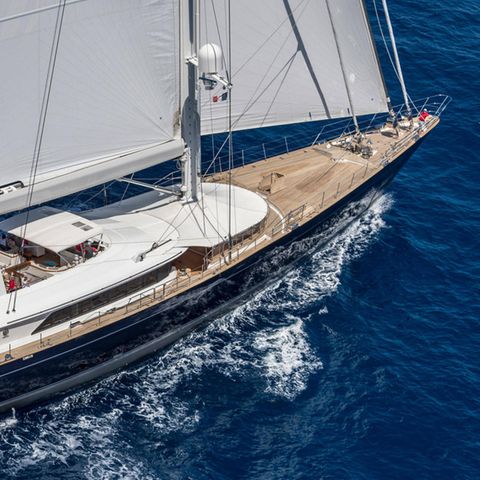 Die Luxusyacht Bayesian unter Segeln