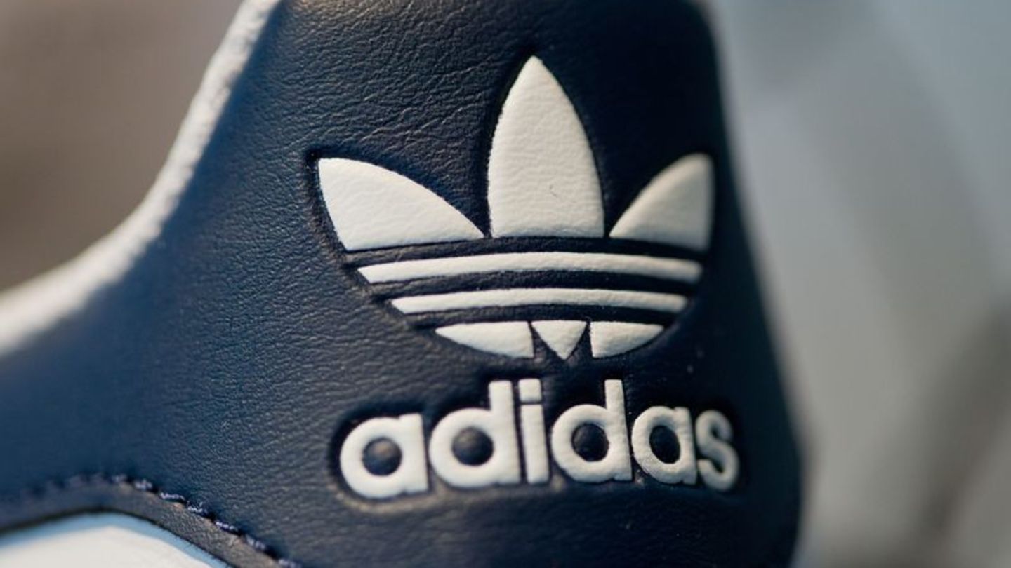 Der Adidas-Umsatz stieg zuletzt um 7,3 Prozent auf 6,4 Milliarden Euro. Foto: Daniel Karmann/dpa