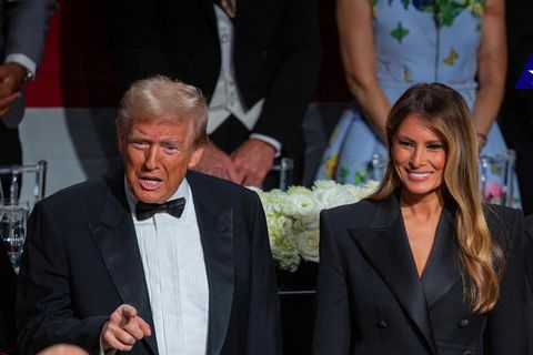 Donald Trump (l.) steht neben seiner Frau Melania und Stephen Schwarzman