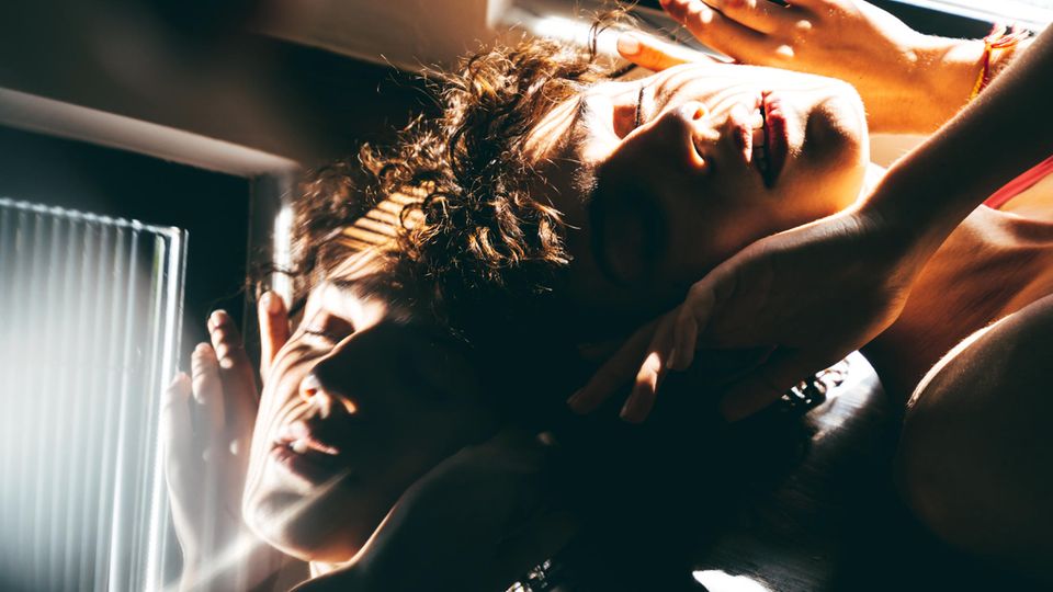 Am Anfang einer Beziehung ist meist alles ganz einfach, doch das kann sich mit der Zeit ganz schön drastisch ändern. Warum Sex für viele Menschen Stress bedeutet und was man dagegen tun kann, erklärt Nina Poelchau im Interview.