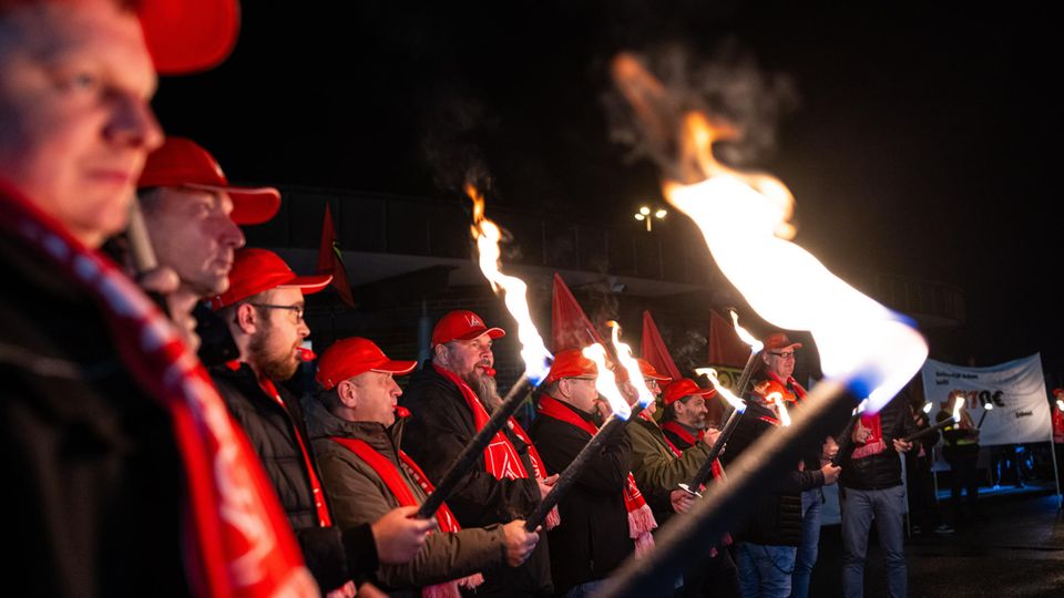 Mitternachtsproteste gegen VW: 120.000 Menschen bangen um ihre Jobs