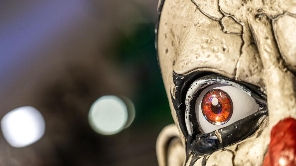 Halloween: Dieser Mann verwandelt sein Haus in eine Geisterbahn (Video)