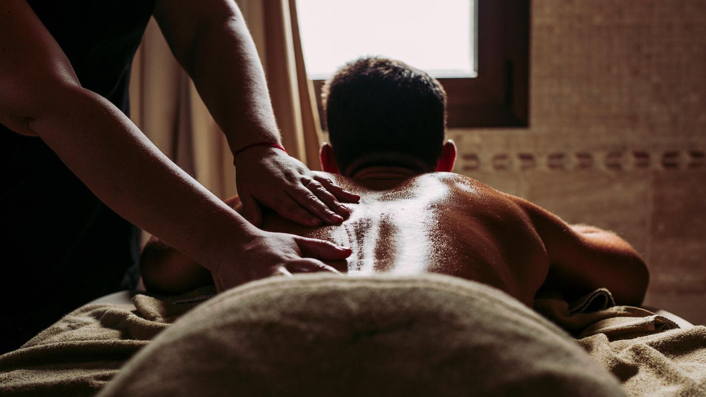 Thai-Massage (Symbolbild) - Ein Mann liegt auf einer Massage-Liege und wird massiert