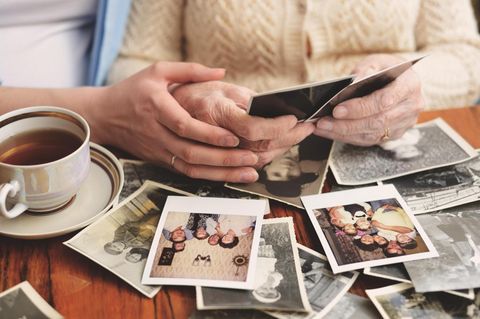 Eltern beim durchgehen alter Fotos