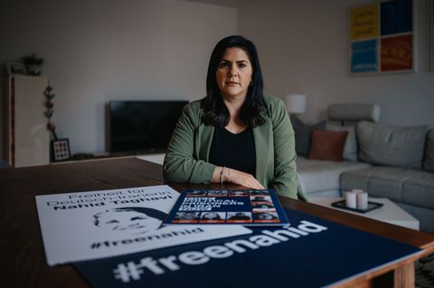 Mariam Claren vor einem Plakat, das zur Befreiung ihrer Mutter aufruft