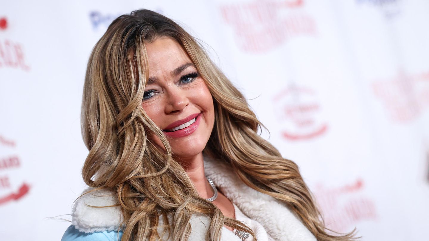 Denise Richards besucht die Hollywood Christmas Parade