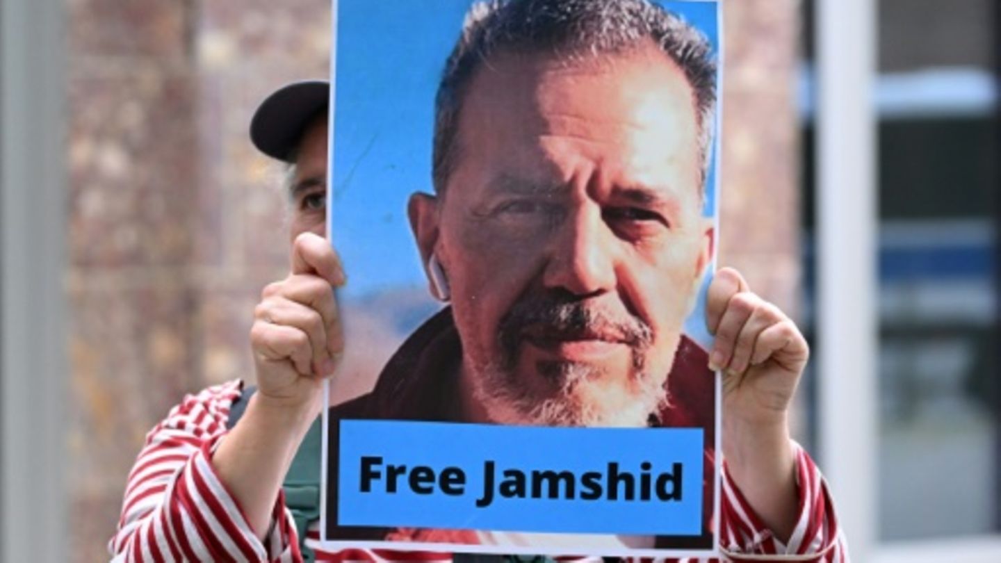 Demonstrant mit Plakat von inhaftiertem Jamshid Sharmahd
