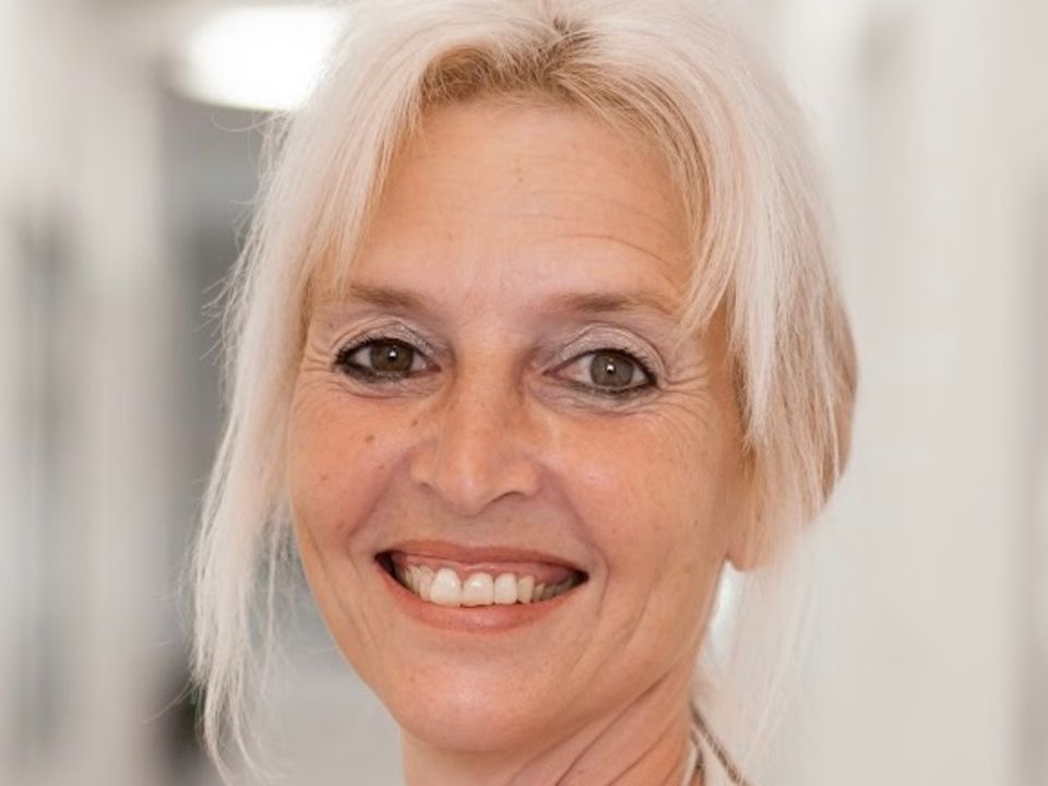 Eine blonde Anwältin schaut lächelnd in die Kamera, sie vertritt zwei Ex-Häftlinge der JVA Gablingen Eine blonde Anwältin schaut lächelnd in die Kamera, sie vertritt zwei Ex-Häftlinge der JVA Gablingen