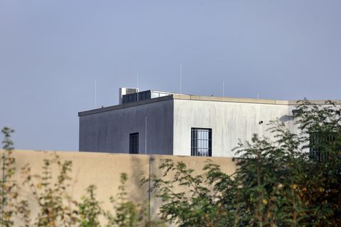 Das Gebäude der JVA Gablingen, man sieht eine Kamera und blauen Himmel