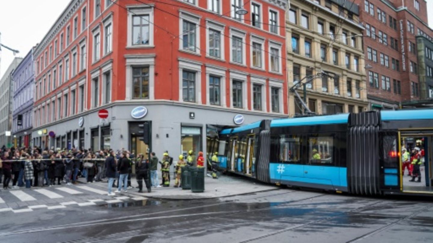 In Geschäft gekrachte Straßenbahn in Oslo