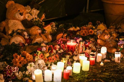 Kerzen und Blumen an der Unfallstelle in Esslingen am Neckar,