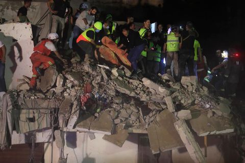 Rettungskräfte im Libanon suchen nach Opfern eines israelischen Luftangriffs