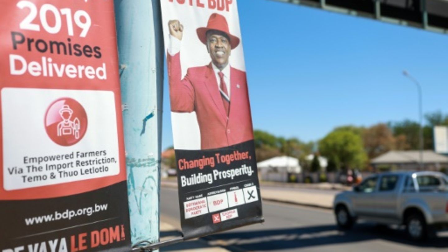 Plakate von Präsident Masisi in Gaborone