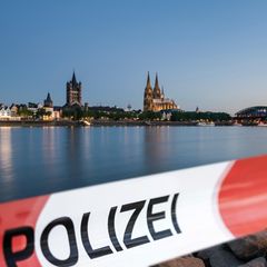 Die Skyline von Köln mit einem Flatterband der Polizei zur Absperrung