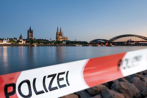 Die Skyline von Köln mit einem Flatterband der Polizei zur Absperrung