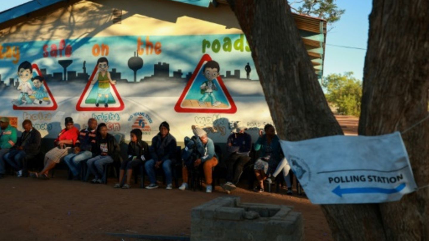 Schlange vor Wahllokal in Gaborone