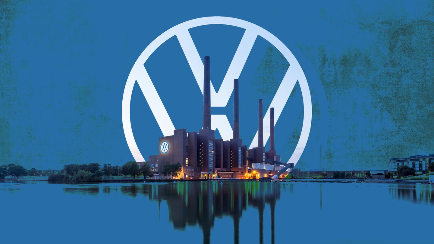 Eine Montage des VW-Logos auf blauem Hintergrund und dem VW-Werk in Wolfsburg.