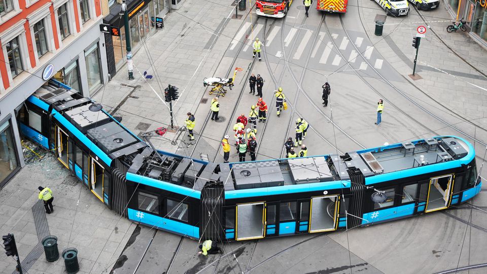 Unfall in Oslo: Entgleiste Straßenbahn rast frontal in Geschäft (Video)