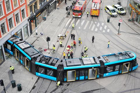 Unfall in Oslo: Entgleiste Straßenbahn rast frontal in Geschäft (Video)