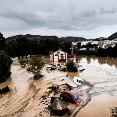Autos werden von den Wassermassen weggeschwemmt, nachdem der Fluss in der Stadt Alora, Spanien über die Ufer getreten ist