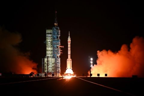Start am Weltraumbahnhof Jiuquan im Nordwesten Chinas