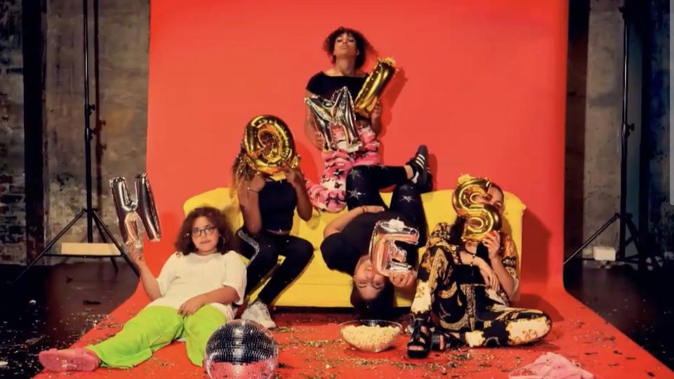 "Sei laut, sei stark und habe keine Angst du selbst zu sein": Mithilfe des feministischen Rap-Projektes "Sisterqueens" werden junge Mädchen bestärkt zu sich selbst zu stehen.
